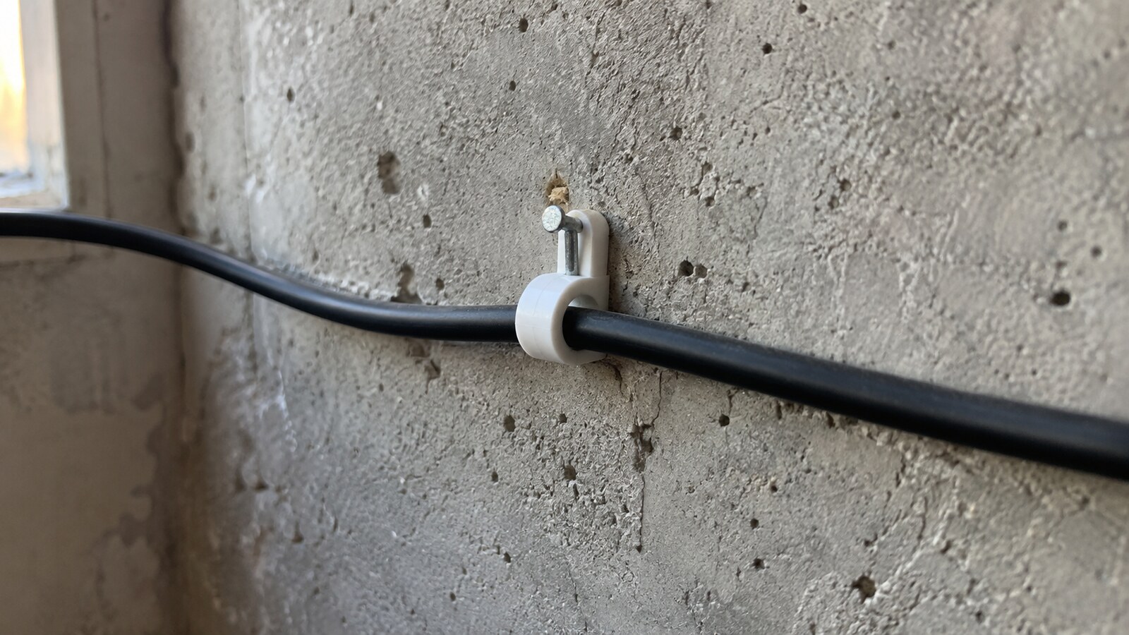 Concrete wall fastening with concrete nails