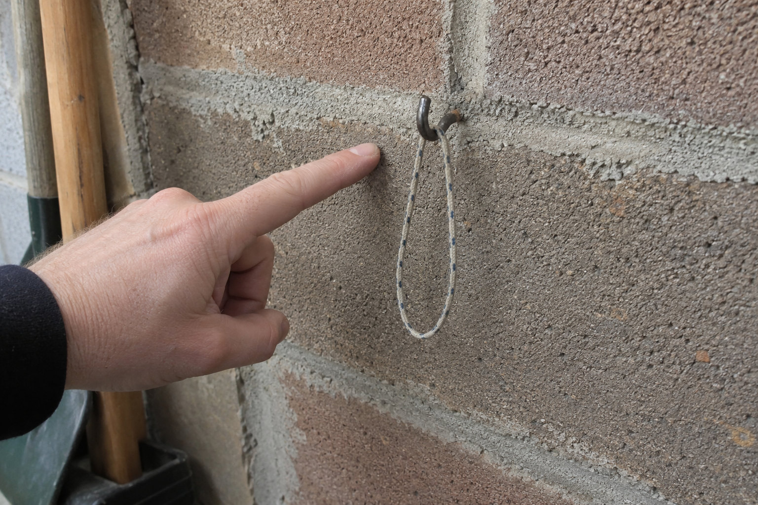 Concrete nail with hook wall application concrete nail with hook used on concrete and brick wall